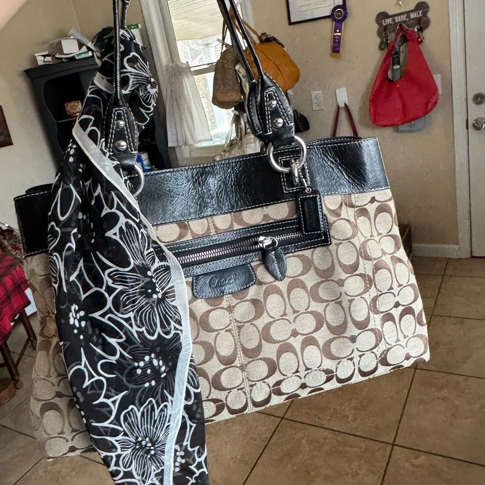 Coach Beige Signature Canvas Shoulder Tote with Black Trim VINTAGE - Picture 3 of 5